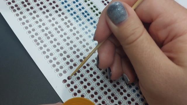 Как сделать глазки из эпоксидной смолы для кукол / How to make epoxy resin eyes for dolls смотреть онлайн