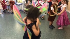 На лесной полянке покатились санки