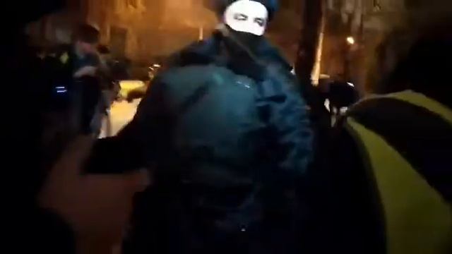 Полиция хватает всех подряд без разбора. А ведь кто-то просто возвращается с работы домой.. смотреть онлайн