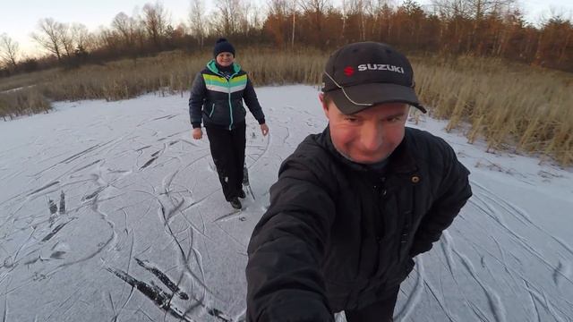 Осваиваем коньки на лесном озере. Зима 18 года. смотреть онлайн