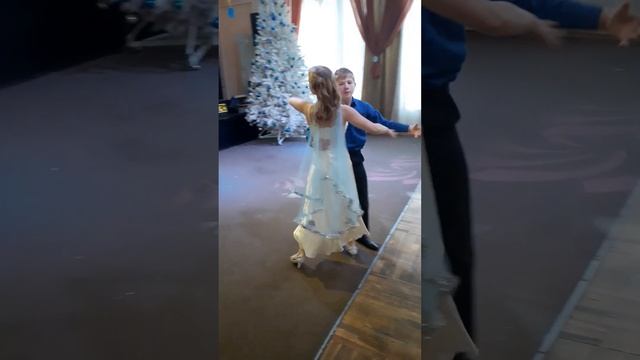 ЗИМНИЙ ВЕЧЕР! АЛИСА И АРСЕНИЙ НЕЧАЙ В КЛУБЕ ЭДЕЛЬВЕЙС! смотреть онлайн
