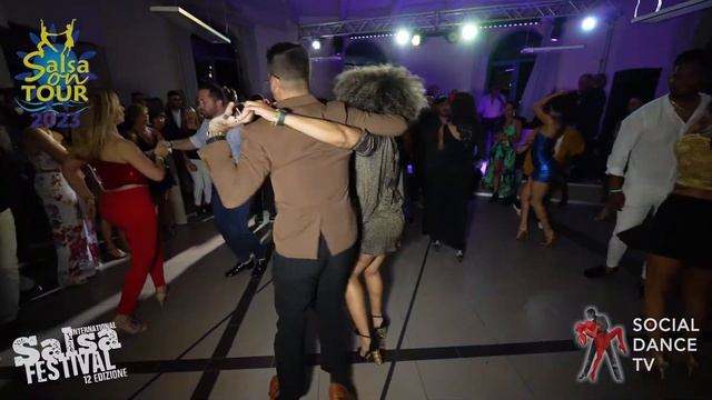 Yuniel & Leysis - Social dancing | Salsa On Tour Int. Salsa Festival 2023 (San Vincenzo, Italy) смотреть онлайн