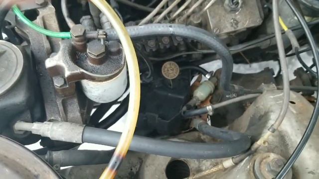 Fuel injector return line and fuel filter replacement OM617/616 смотреть онлайн
