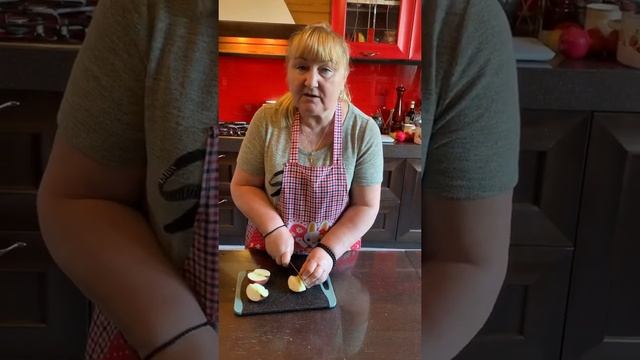 Блинчики с яблоками, изюмом и корицей смотреть онлайн