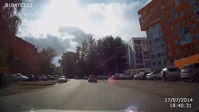 В Уфе 8-летняя девочка выехала на самокате под колеса машины смотреть онлайн