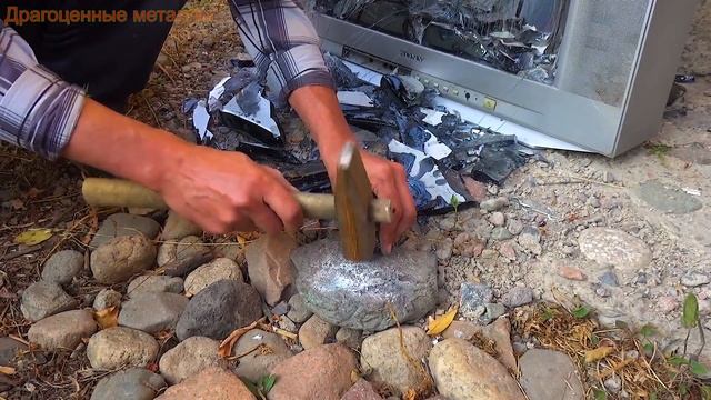Разбиваю кувалдой телевизор ради алмазов смотреть онлайн