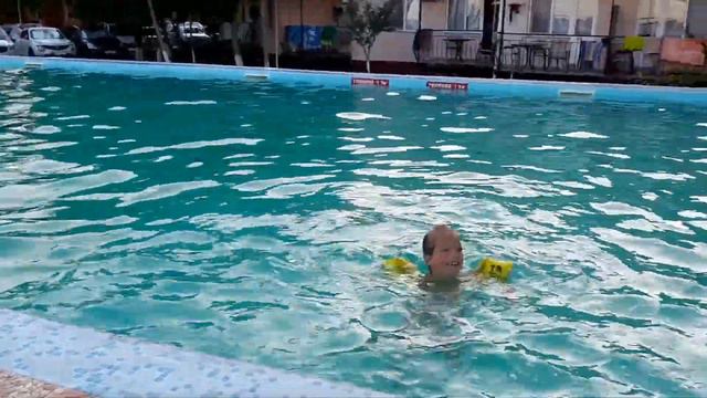 Дети купаются в бассейне 1 смотреть онлайн