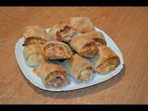 Рулетики из слоеного теста с колбасой и сыром.