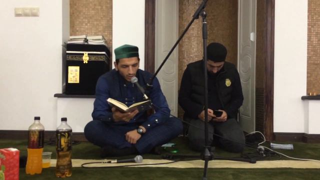 Коран читает на реликвии Пророка(с.а.в.) - Тага Нурмагомедов (Гр.Нуруль-Гьидаят) смотреть онлайн