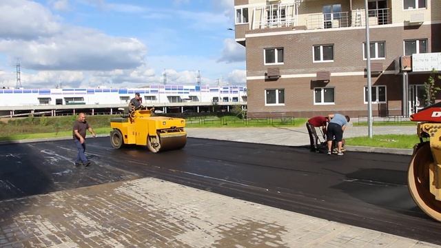 Хорошие дороги с массой позитива! Увлекательный процесс укладки асфальта на придомовых территориях. смотреть онлайн