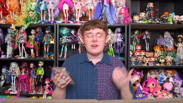 Reacting to Your Unpopular Doll Opinions! смотреть онлайн