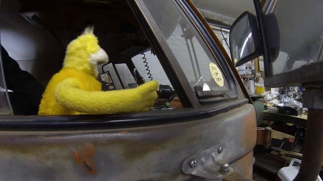Flat Eric Advert .. Eric buys his first suitcase speaker смотреть онлайн