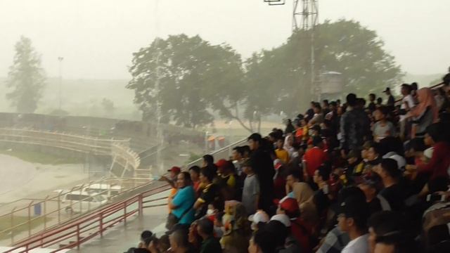 HUJAN BADAI WARNAI PERTANDINGAN BADAK LAMPUNG FC VS PSKC CIMAHI смотреть онлайн
