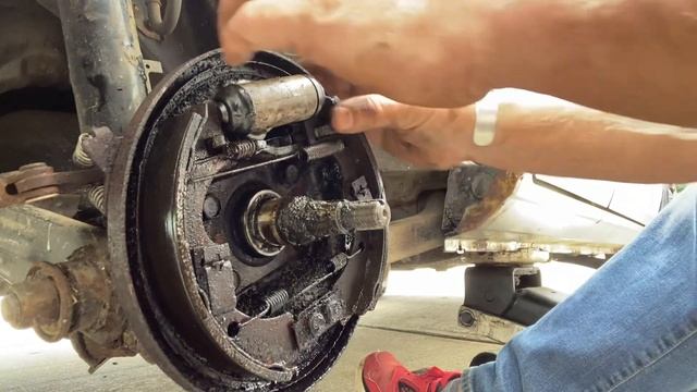 How to: replace wheel cylinders on a 1980-1987 Honda Civic смотреть онлайн