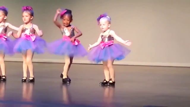 Девочка ЗАЖИГАЛКА подняла весь зал смотреть онлайн