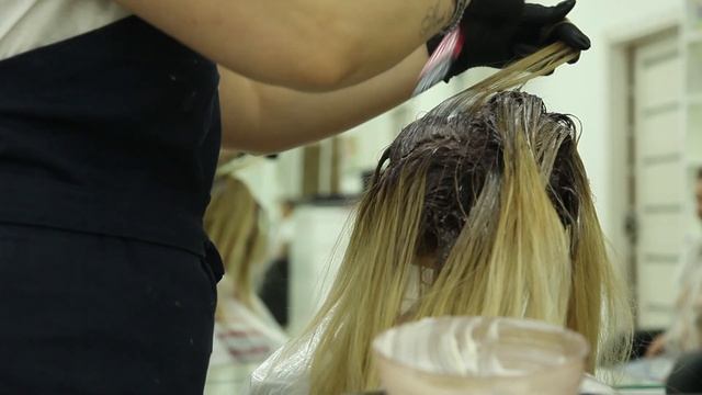 Растяжка тёмных корней и тонирование прямыми пигментами смотреть онлайн