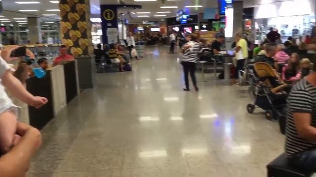 Парень атмосферно сыграл на пианино в аэропорту смотреть онлайн