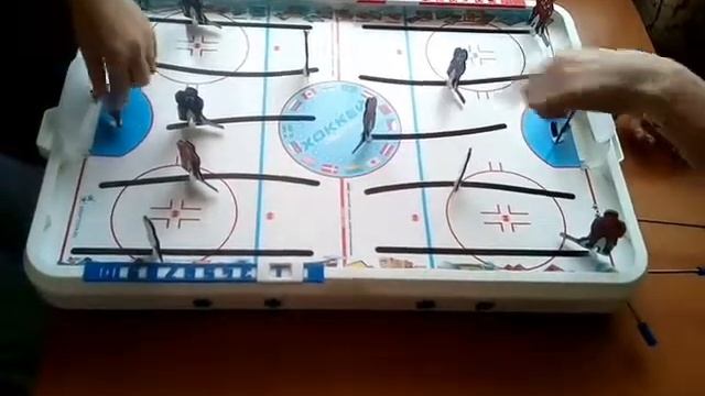Играем в настольный хоккей смотреть онлайн