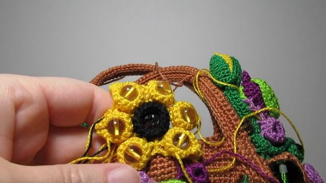 Выбираю нужную бусину для создания вязаной сумки смотреть онлайн