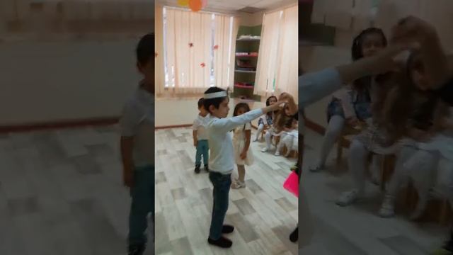 Очень трогательный танец на осеннем утреннике! смотреть онлайн