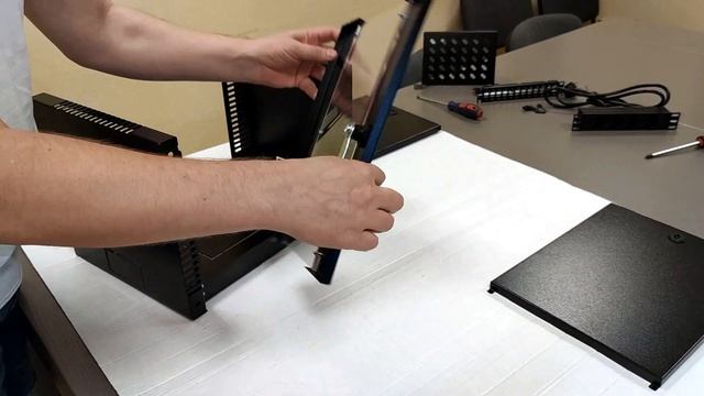 UA-ШТК - cборка серверного настенного шкафа 10", 6U смотреть онлайн