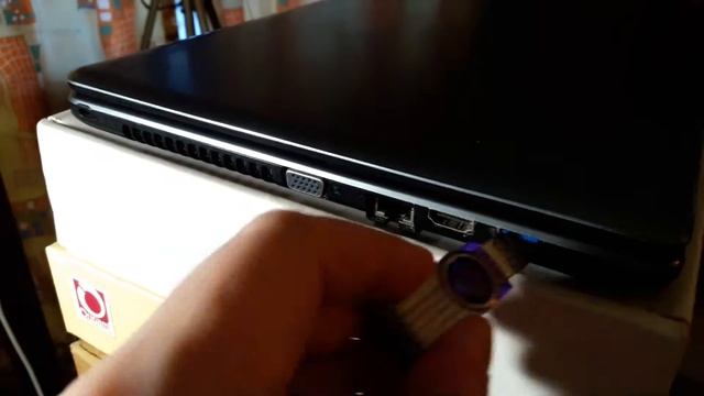 Как вставить флешку / How to insert a USB flash drive смотреть онлайн