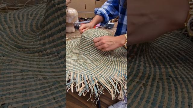 Любите носить соломенные шляпы летом? #shortsvideo смотреть онлайн