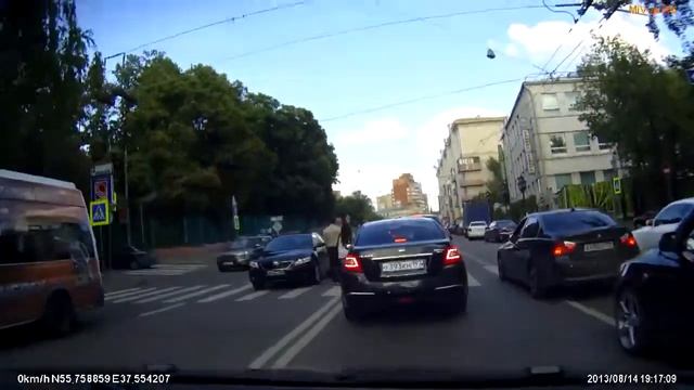 Пешеход избивает деда за рулем! смотреть онлайн