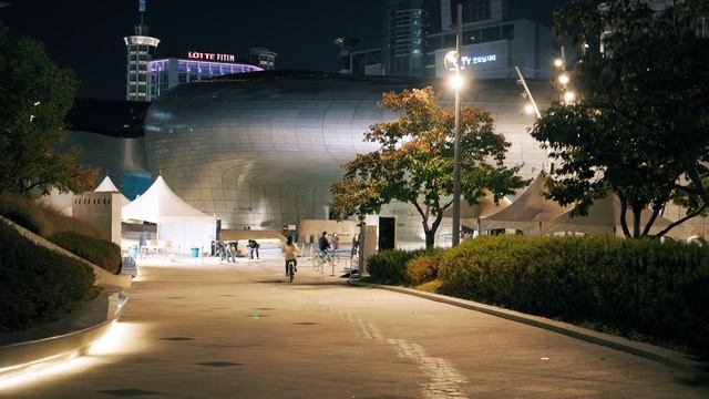 [4K] Dongdaemun Design Plaza, Seoul Night Walk | 서울 DDP 동대문 디자인 플라자의 야경 смотреть онлайн