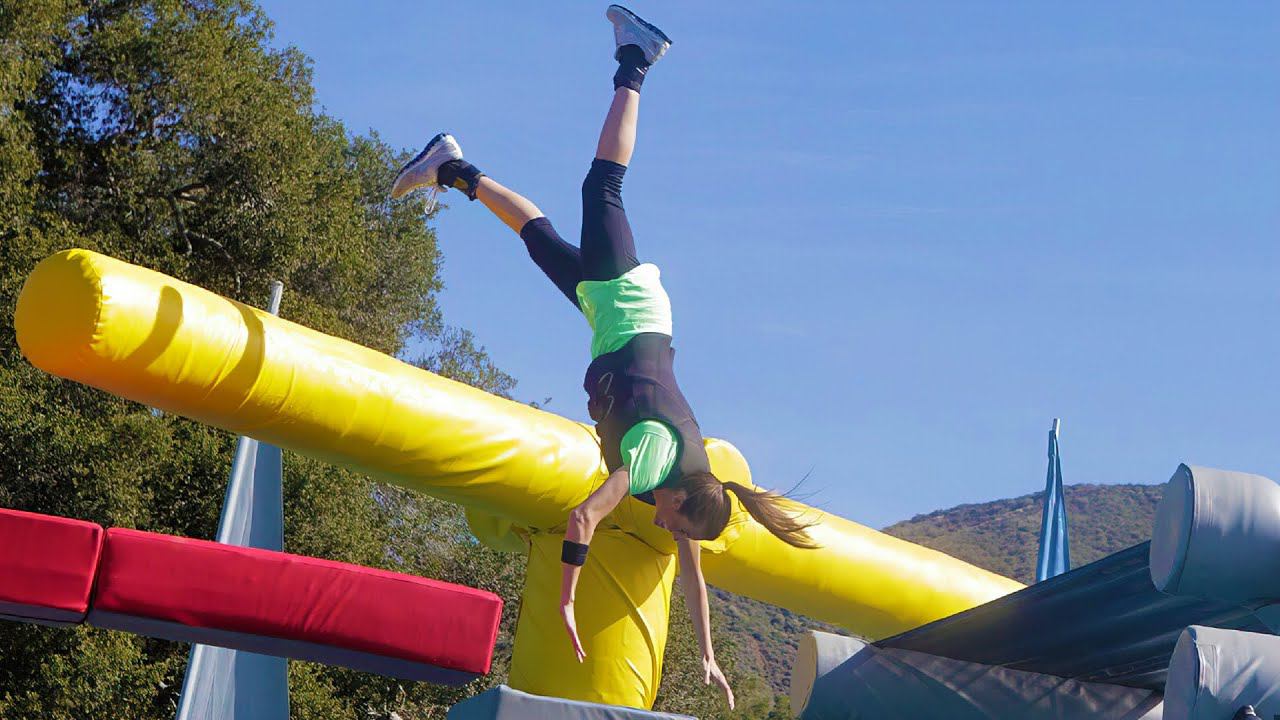 МОЩНАЯ ПОЛОСА ПРЕПЯТСТВИЙ ДЛЯ МУЖЕЙ И ЖЁН В АМЕРИКЕ (WIPEOUT) смотреть онлайн