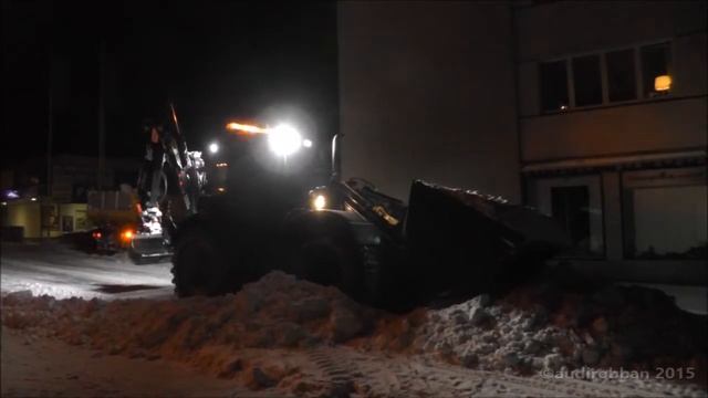 Huddig 1260B Loading A Volvo FH 440 8x4 With Snow смотреть онлайн