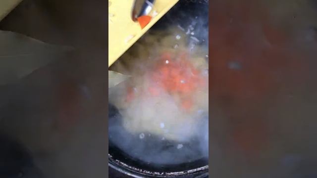 Уха из форели на костре в казане смотреть онлайн