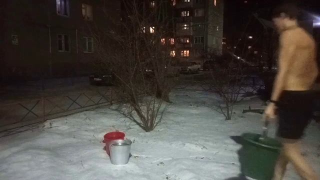 Обливание в -12°С из 3 вёдер холодной воды. Закаливание. смотреть онлайн