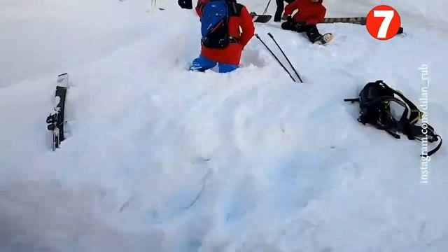 Лыжник в Сочи на спуске с горы упал в ущелье, сломал себе руки и ноги. смотреть онлайн