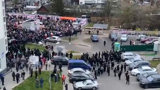 Силовики отходят от мемориала на "площади Перемен" в Минске - 15.11.2020 смотреть онлайн