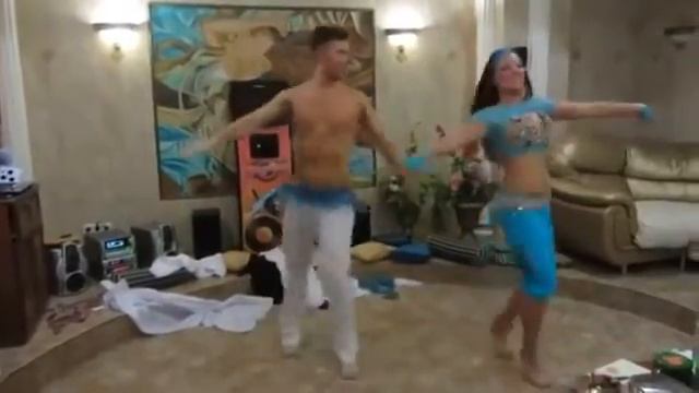 ВЕСЕЛЫЙ ТАНЦЕВАЛЬНЫЙ БАТТЛ смотреть онлайн