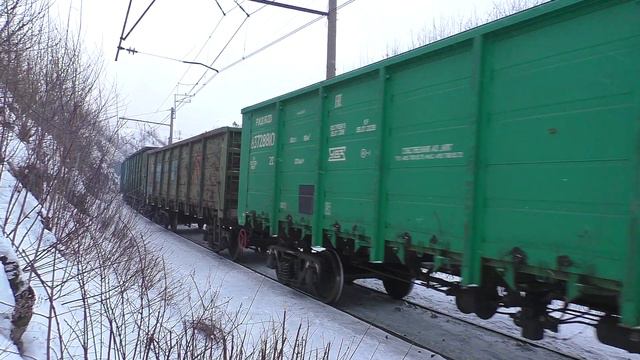 ТЭМ7А-0124 пыхтит везя большой вывозной поезд смотреть онлайн