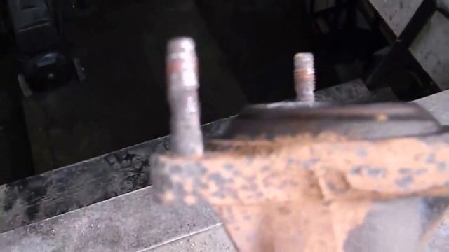 Выкручивание высверливание обломаных шпилек Ауди А6