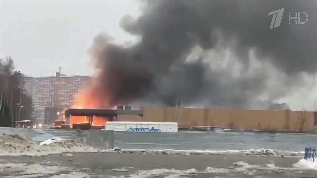 В подмосковной Балашихе горит торговый центр "Стройтракт" смотреть онлайн
