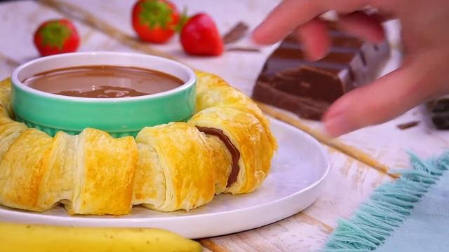 Складываем 2 рулета из теста в круг и надрезаем. Вау! смотреть онлайн