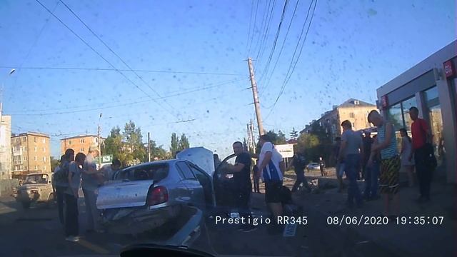Drifting Driver Loses Control of Car in Russia || ViralHog смотреть онлайн