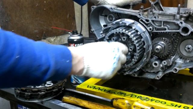 Сборка правой части двигателя Suzuki DRZ400 сцепление