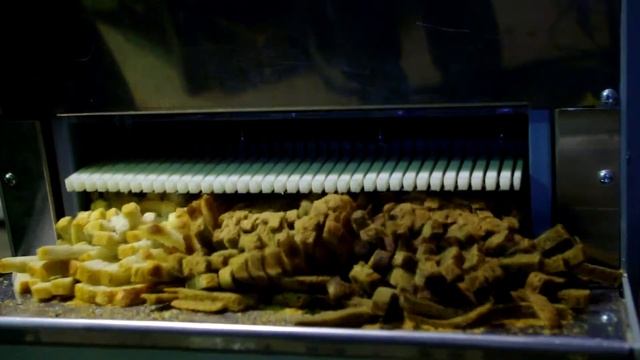 Нарезка заготовок на сухарики из разных видов хлеба промышленной хлеборезкой КРАС-СЛАЙСЕР смотреть онлайн