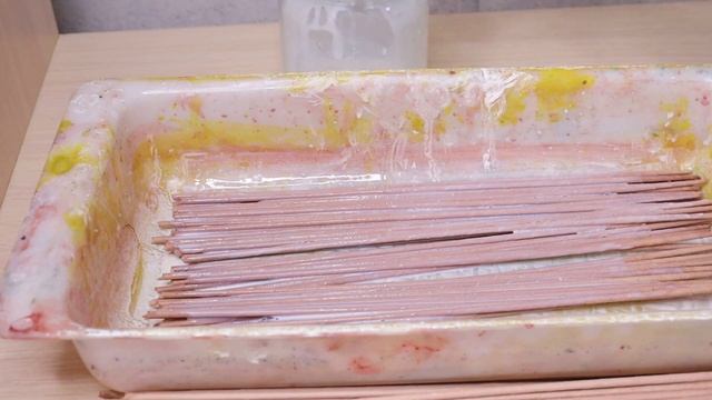 Покраска бумажных трубочек в бежево розовый цвет | Крашу бумажную лозу | Обработка дюфой смотреть онлайн