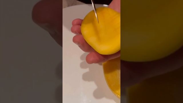 Как почистить сочное манго #манго смотреть онлайн