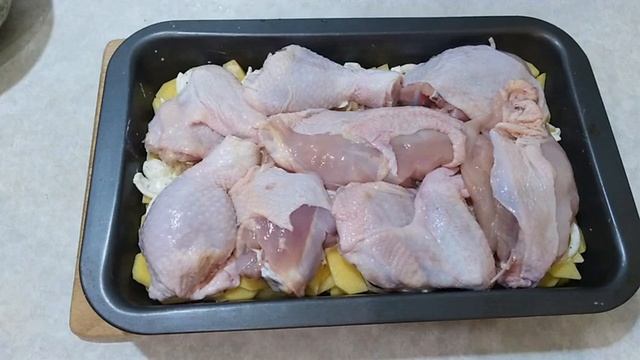 Как приготовить курочку под сырной корочкой в духовке. смотреть онлайн