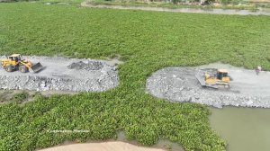 Смычка двух участков насыпной дороги. Бульдозер и фронтальный погрузчик соединяют части грунтовки