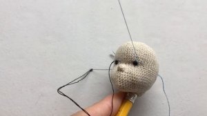 Вышивка глаз вязаной кукле