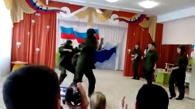 Танец воспитателей на утреннике смотреть онлайн