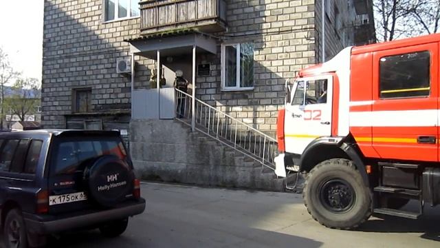 Жесть! МЧС взламывают дверь приставам! смотреть онлайн